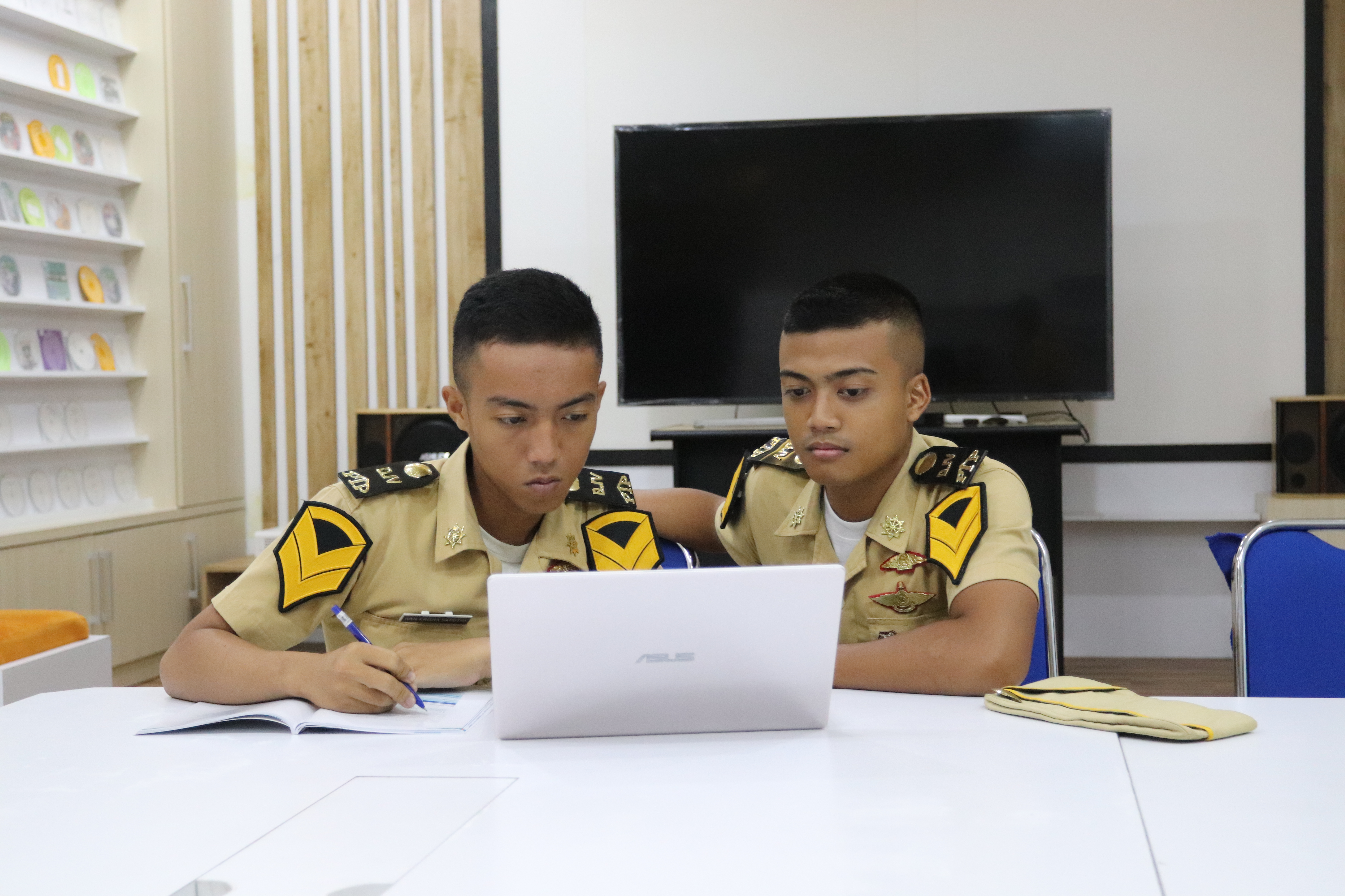 LAYANAN E-JOURNAL DAN E-BOOK UNIT PERPUSTAKAAN DAN PENERBITAN PIP SEMARANG
