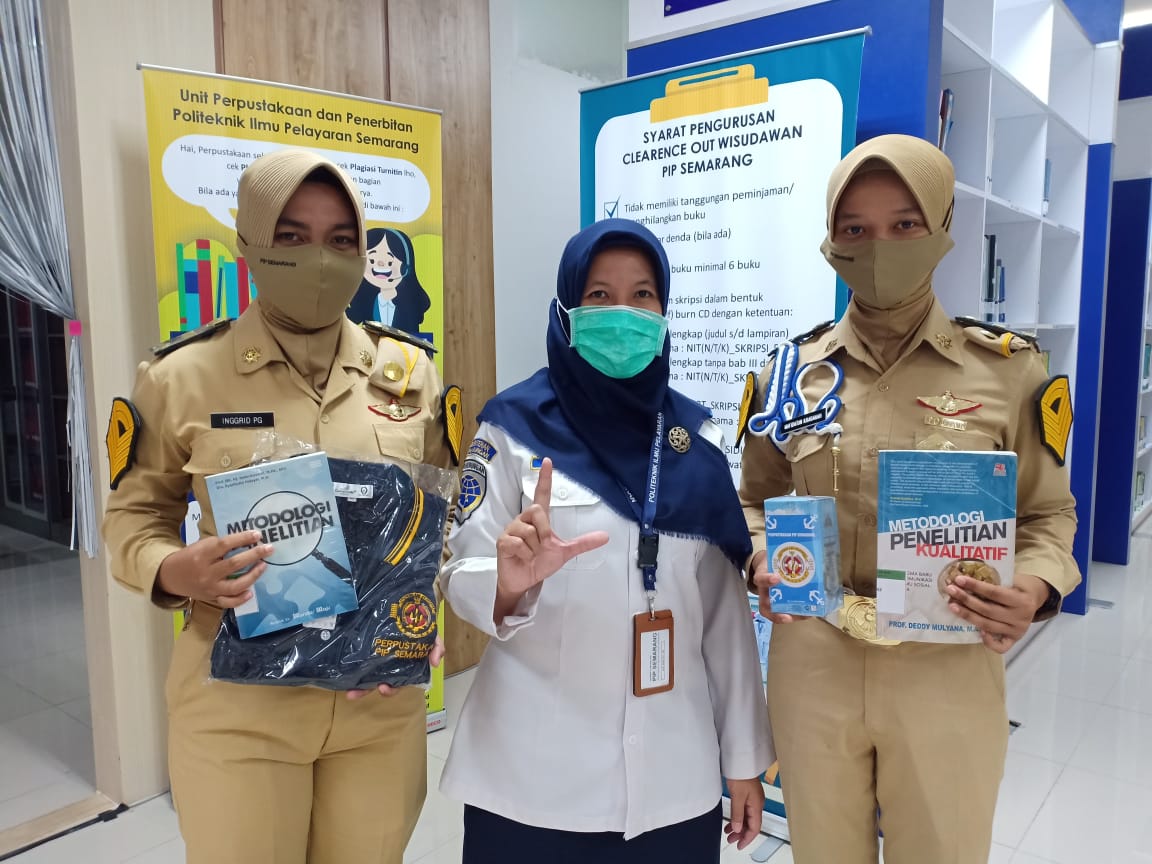 MENYAMBUT HARHUBNAS 2020, PERPUSTAKAAN KEMBALI BAGI SUVENIR KEPADA PEMINJAM BUKU 
