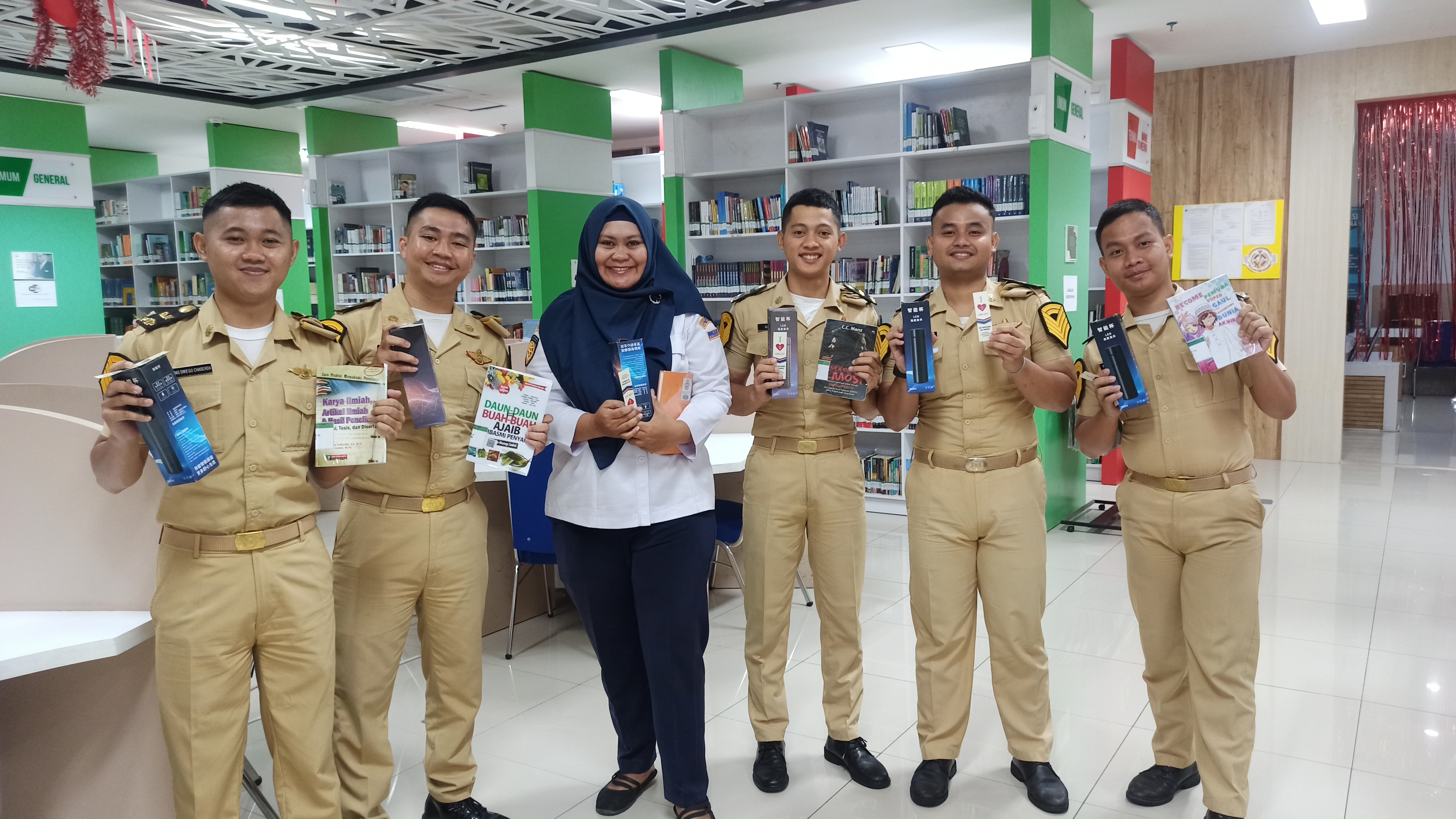 PERINGATI HARI KUNJUNG PERPUSTAKAAN, PERPUSTAKAAN PIP SEMARANG SELENGGARAKAN MINGGU KUNJUNG PERPUSTAKAAN DENGAN BAGI SUVENIR UNTUK PENGUNJUNG DAN PEMINJAM PERTAMA