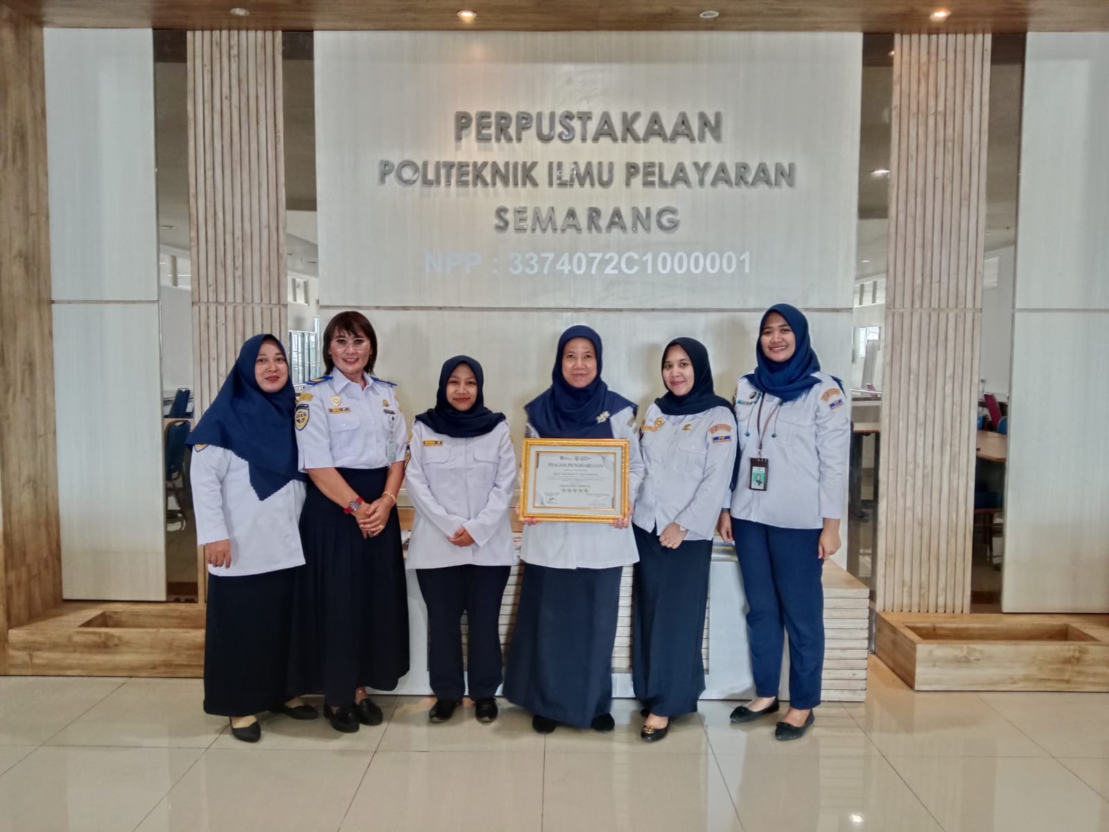 Penerimaan Piagam Penghargaan Jasa Layanan Perpustakaan