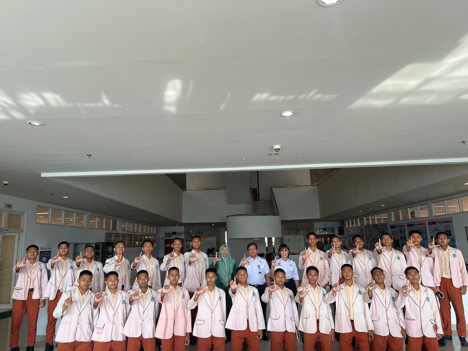 Perpustakaan Politeknik Ilmu Pelayaran Semarang Menenerima Kunjungan Dari SMA Progresif Bumi Shalawat Sidoarjo
